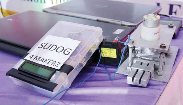 ನಾಯಿಗಳನ್ನು ಓಡಿಸಲು ಇಂಜಿನಿಯರಿಂಗ್ ಅಧ್ಯಾಪಕರಿಂದ ಸುಡಾಗ್ ಯಂತ್ರ